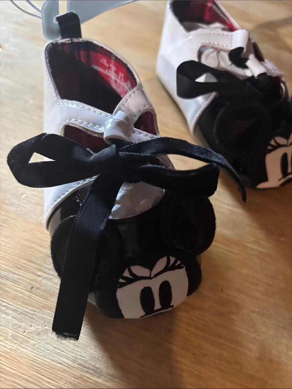 Disney Baby Minnie Mouse White and Black Crib Shoes size 6-12m